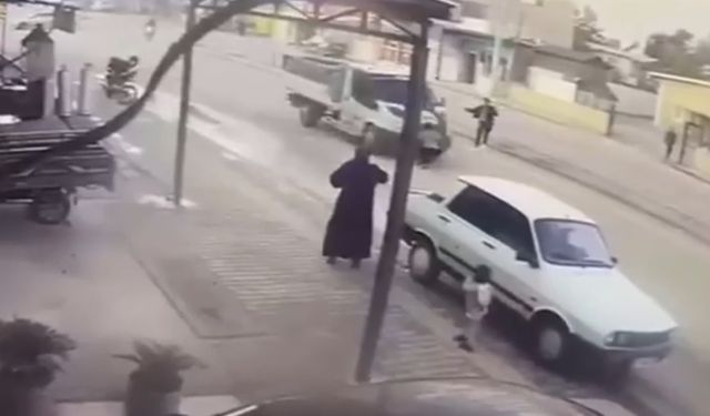 Yolun karşısına koşarken kamyonetin çarptığı çocuk ağır yaralandı; kaza anı kamerada