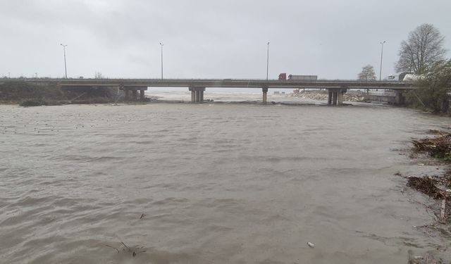 Zonguldak’ta fırtına nedeniyle dalga boyu 4 metreye ulaştı