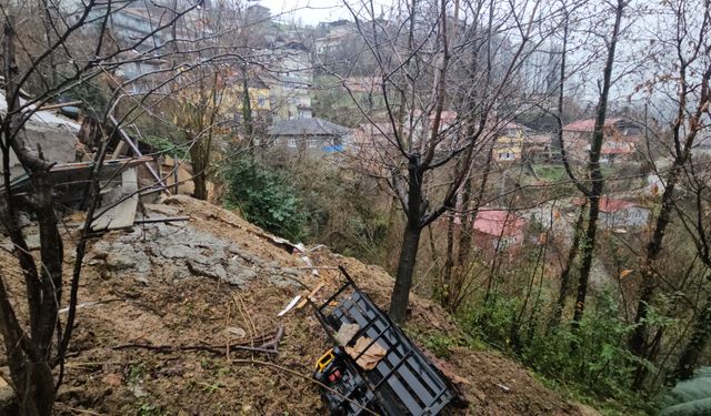 3 gün önce boşaltılan evin heyelanda bahçe duvarı çöktü