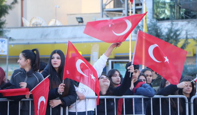 Adana'nın işgalden kurtuluşunun yıl dönümünde komandolardan tüfekli hareketler gösterisi