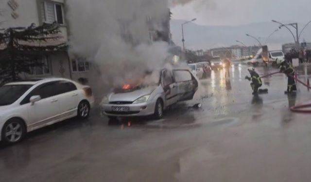 Amasya'da seyir halindeyken alev alan otomobil yandı