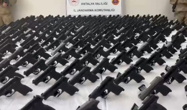 Antalya'da 393 ruhsatsız tabanca ele geçirildi: 2 gözaltı