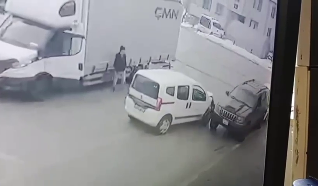 Araç muayene istasyonunda 3 aracın hasar gördüğü kaza kamerada