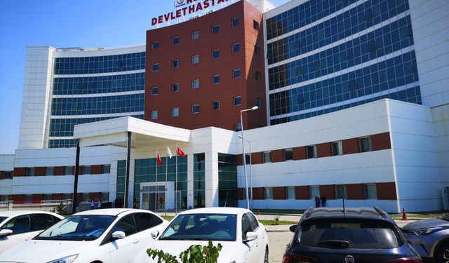 Arkadaşını ziyarete geldiği hastanede üzerinde silahla yakalandı