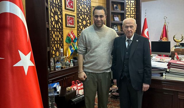 Bahçeli'ye, sprey boya ile yapılan tabloları hediye edildi