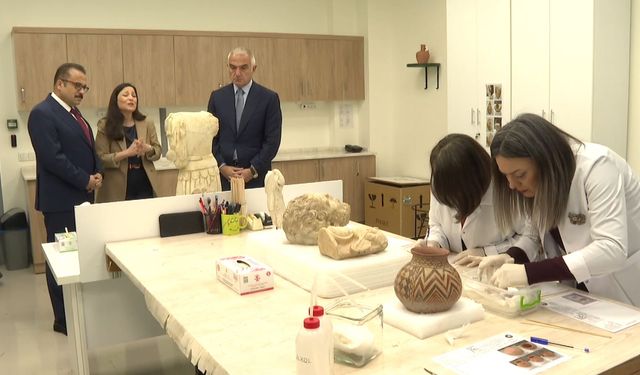 Bakan Ersoy'dan Konservasyon Laboratuvarı'na ziyaret