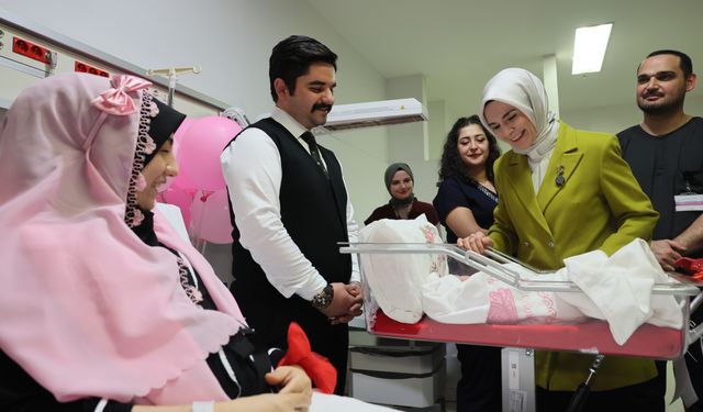 Bakan Göktaş, yılın son günü doğan bebekleri ziyaret etti