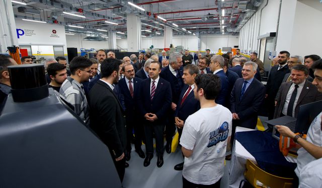 Bakan Kacır, Endüstriyel Tasarım ve Prototipleme Merkezini ziyaret etti