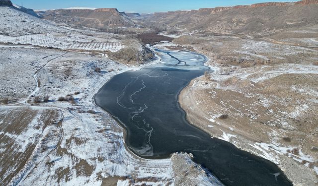 Baraj gölünün yüzeyi dondu