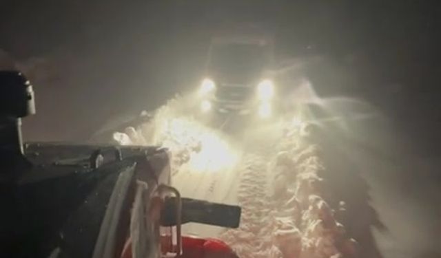 Batman'da kar ve tipide yolda kalan servis minibüsündeki 10 işçi kurtarıldı