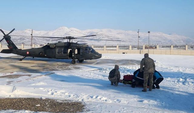 Batman'da yolu kardan kapanan köydeki hasta, askeri helikopterle hastaneye ulaştırıldı