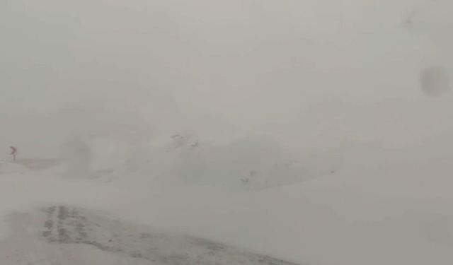 Bayburt- Erzurum kara yoluna çığ düştü