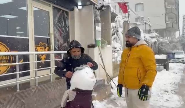 Berber, başına peruk taktığı kardan adamı tıraş etti