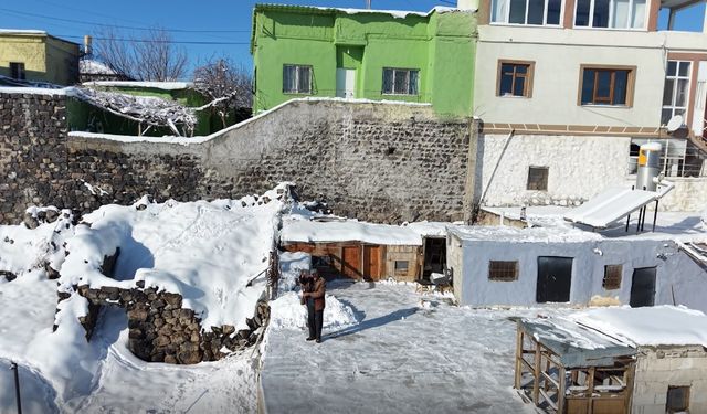 Beyaz örtü ile birleşen Kayseri'nin renkli evleri, havadan görüntülendi