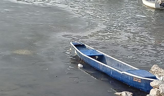 Beyşehir Gölü'nün yüzeyi buz tuttu