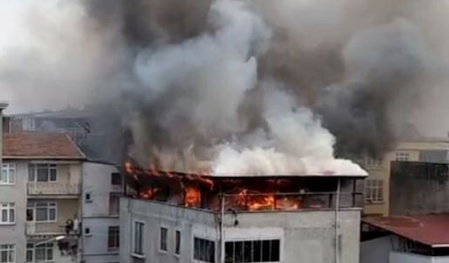 Binanın çatı katı alev alev yandı