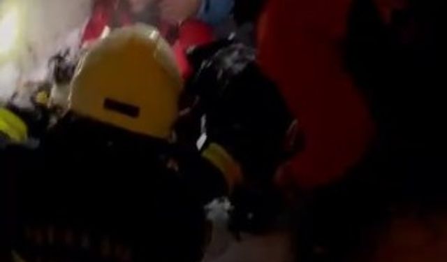 Bitlis'te seyir halindeki yakıt tankeri üzerine çığ düştü; sürücü sağ kurtarıldı (2)