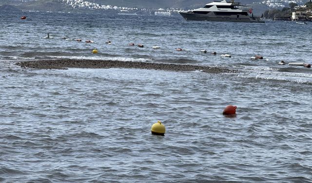 Bodrum'da deniz çekildi, adacıklar oluştu
