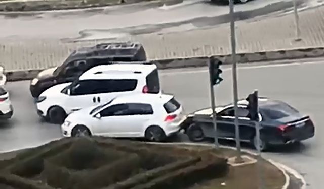 Boşanma aşamasındaki eşini trafikte darbedip, aracına çarptı