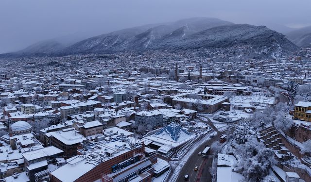 Bursa'da etkili olan kar yağışı, kent merkezini beyaza bürüdü (2)