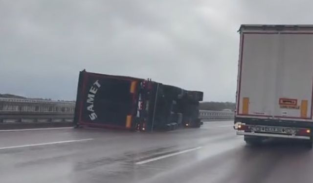 Bursa'da fırtına ve kuvvetli yağış; çatılar uçtu, deniz taştı (2)