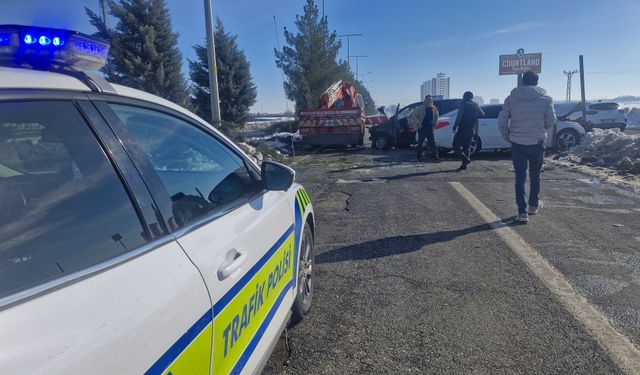 Buzlanan yolda otomobil ile hafif ticari araç çarpıştı; 12 yaralı