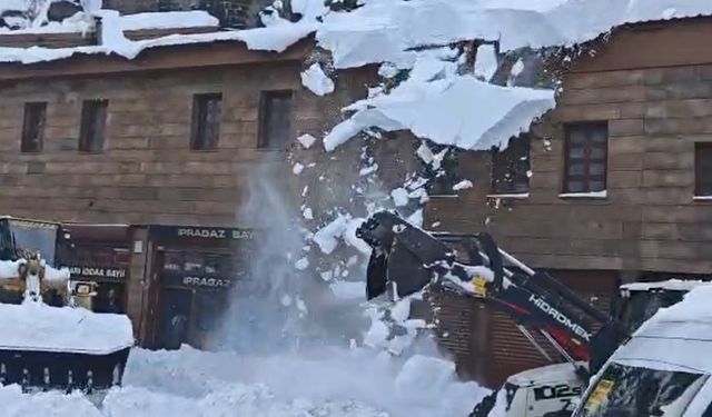 Çatıda biriken kar, iş makinesinin üzerine düştü