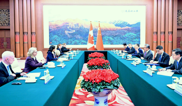 Çin Dışişleri Bakanı Wang, Kanadalı mevkidaşıyla bir araya geldi