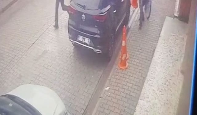 Çocuğunun eski öğretmenini darp edip, silahla ateş etti; o anlar kamerada