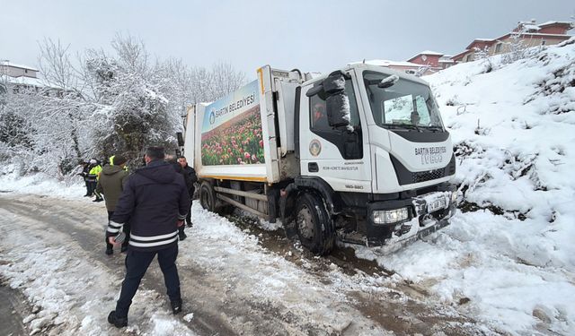 Çöp kamyonu karda kaydı; temizlik işçisi yaralandı