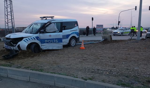 Denetleme noktasından kaçan otomobille polis aracı çarpıştı: 3 polis yaralı
