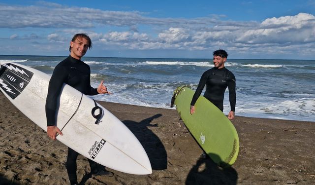 Denizde sörf yapanları görüp, 'boğulma' ihbarı verdiler