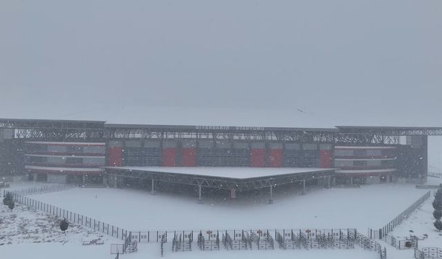 Diyarbakır Stadyumu'nda çimler, don ve buzlanmaya karşı yapay güneş ışığıyla korunuyor