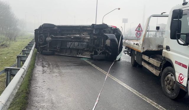 Düzce'de ambulans devrildi; 2 yaralı