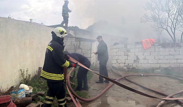 Edirne'de 5 kişilik ailenin yaşadığı tek katlı ev, yangında hasar gördü