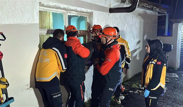 Edirne'de metruk binanın çatısı çöktü; bitişiğindeki ev tahliye edildi