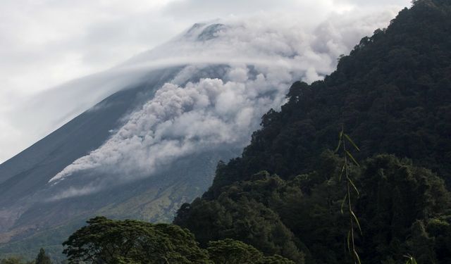 Endonezya'daki Marapi Yanardağı yeniden kül püskürttü