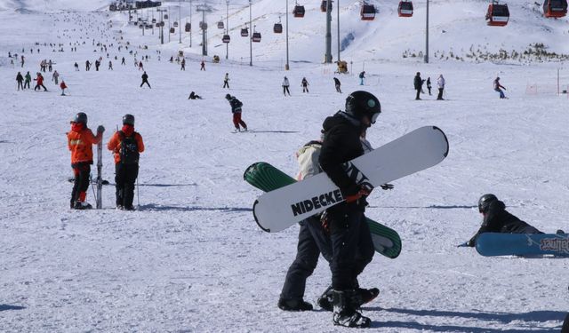 Erciyes Kayak Merkezi'nde hafta sonu yoğunluğu