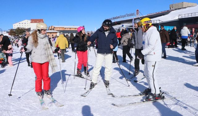 Erciyes'in 'efsane hocası' 40 yıldır kayak eğitmenliği yapıyor