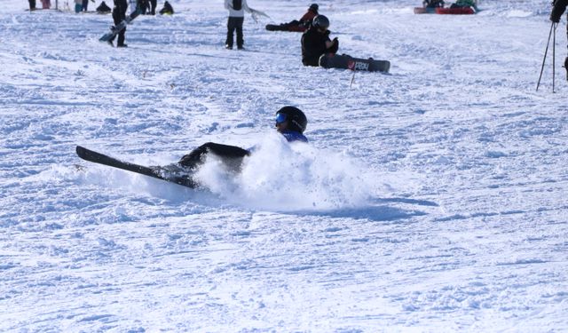 Erciyes'te kayak ve snowboard yaparken düşenler kamerada
