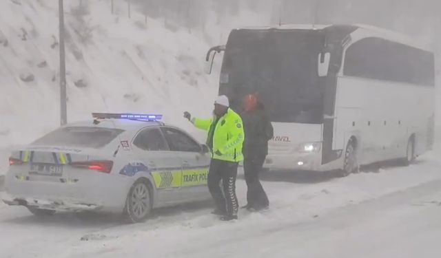Erciyes'te tipi nedeniyle otobüste mahsur kalan 44 kişi kurtarıldı