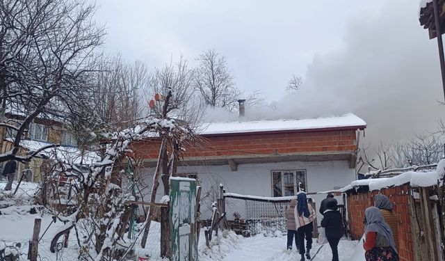 Evinde çıkan yangını söndürmeye çalışırken yaralandı