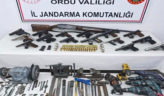 Evinden 15 ruhsatsız tabanca çıktı; 1 tutuklama