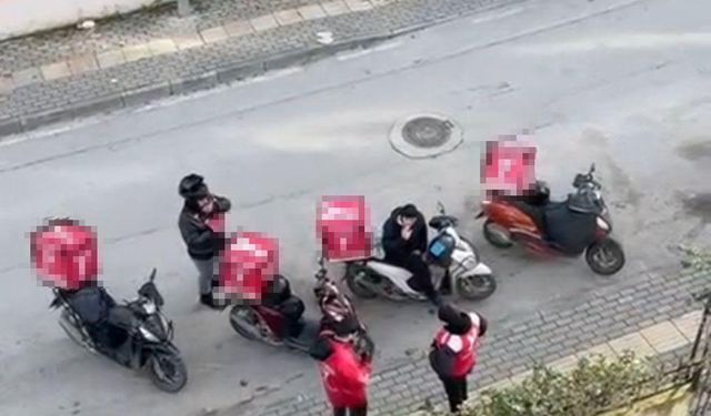 Evine 20 günde 400 sahte sipariş ile asılsız ihbar geldi; kapıda yan yana sıralanan motokuryeler kamerada