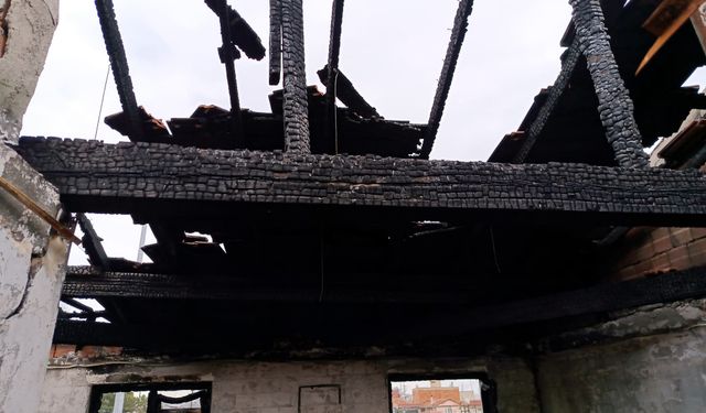 Evleri yanan 3 çocuklu aile, yardım eli bekliyor