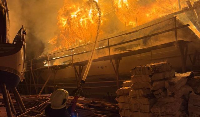 Fethiye'de yapımı süren 20 metrelik gulet teknede yangın