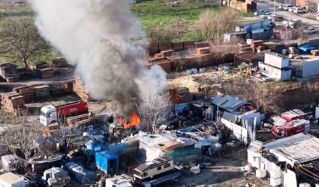 Geri dönüşüm tesisinde çıkan yangın dron kamerasında