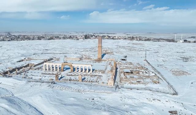 Harran'ın konik kubbeli evlerinde kar manzarası