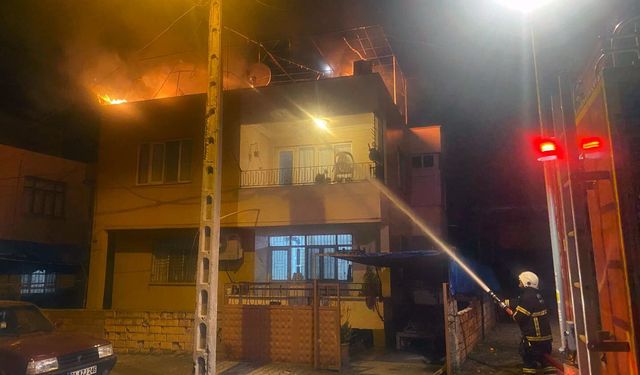 Hatay'da iki katlı evin terasında yangın