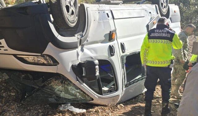 Hatay'da öğrenci servis minibüsü şarampole yuvarlandı: 6 yaralı